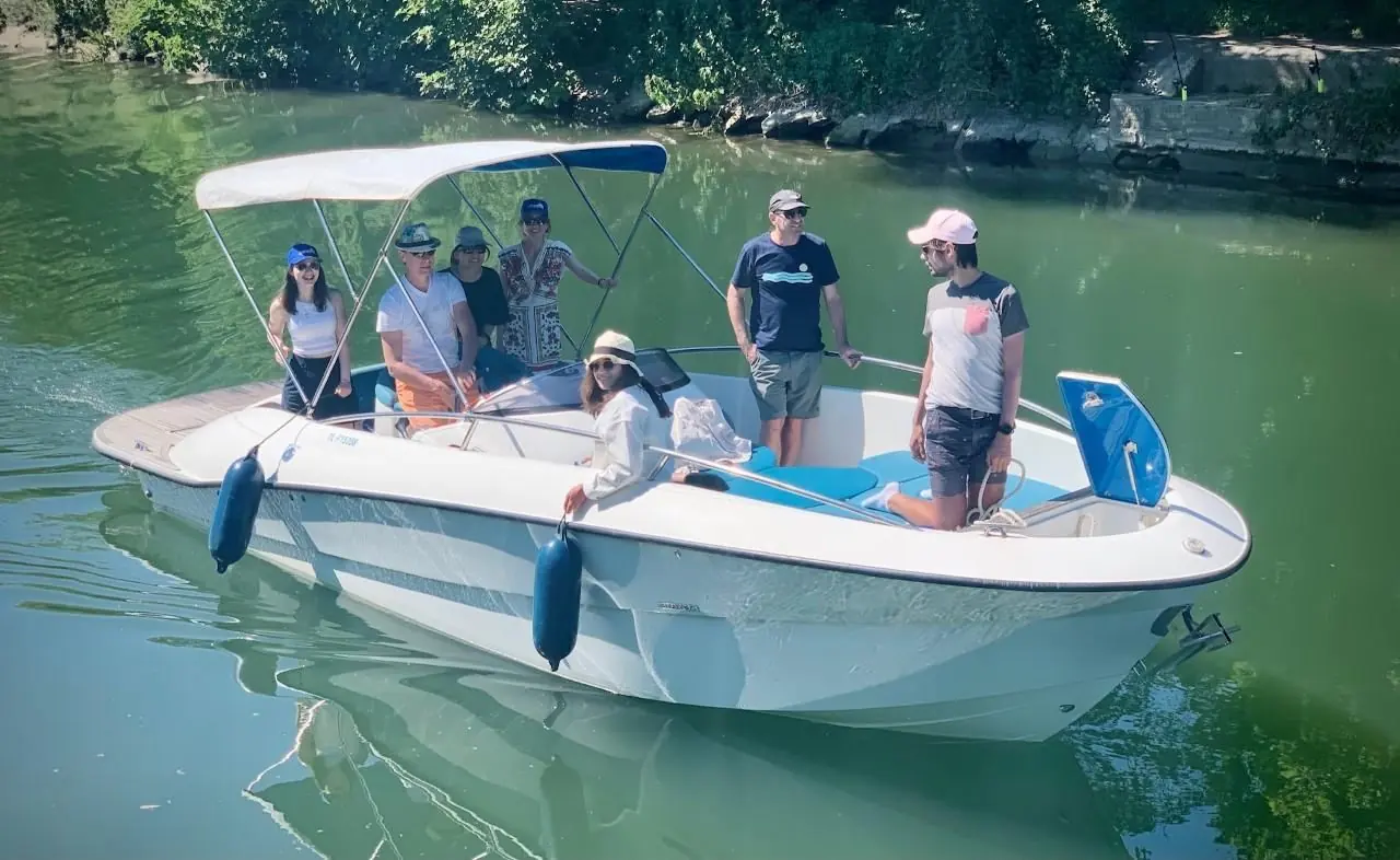 Bateau Aquarius blanc avec passagers