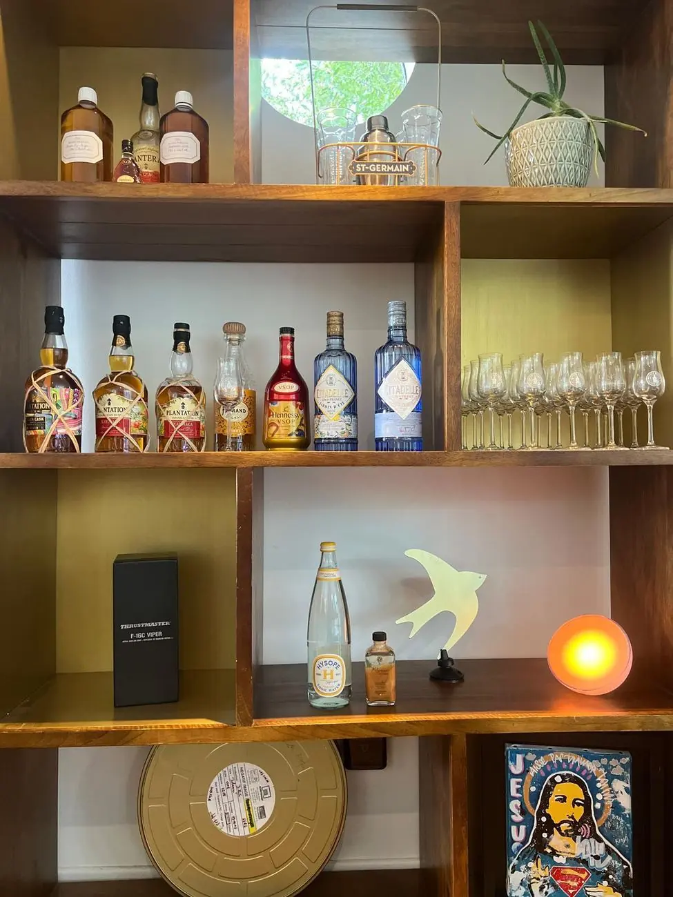Étagère de spiritueux et verres de dégustation
