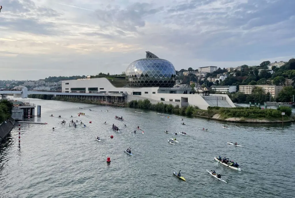 Kayaks devant la Seine Musicale