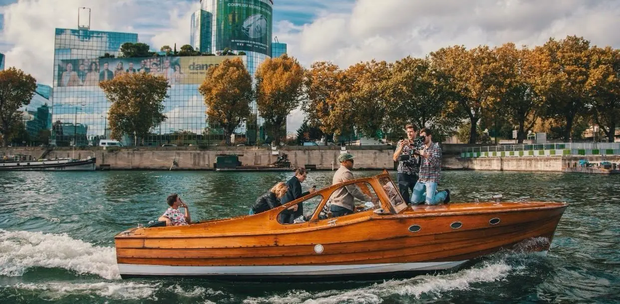 Runabout Storebro en bois sur la Seine
