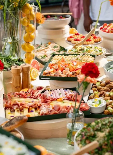 Buffet traiteur : charcuteries, fromages, bouchées et fleurs